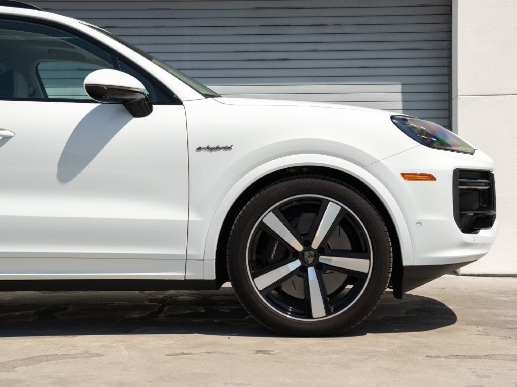 Used 2025 Porsche Cayenne Turbo AWD/4WD image 24