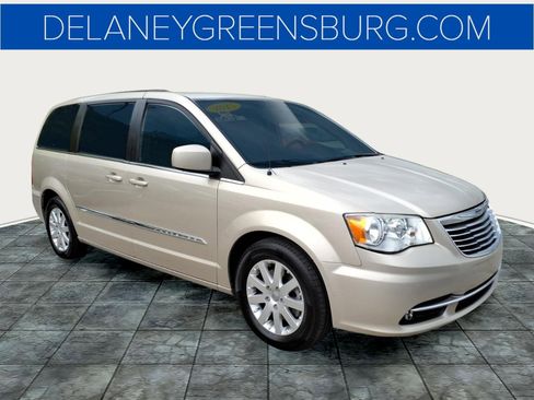 Used 2015 Chrysler Town & Country Touring FWD image 1
