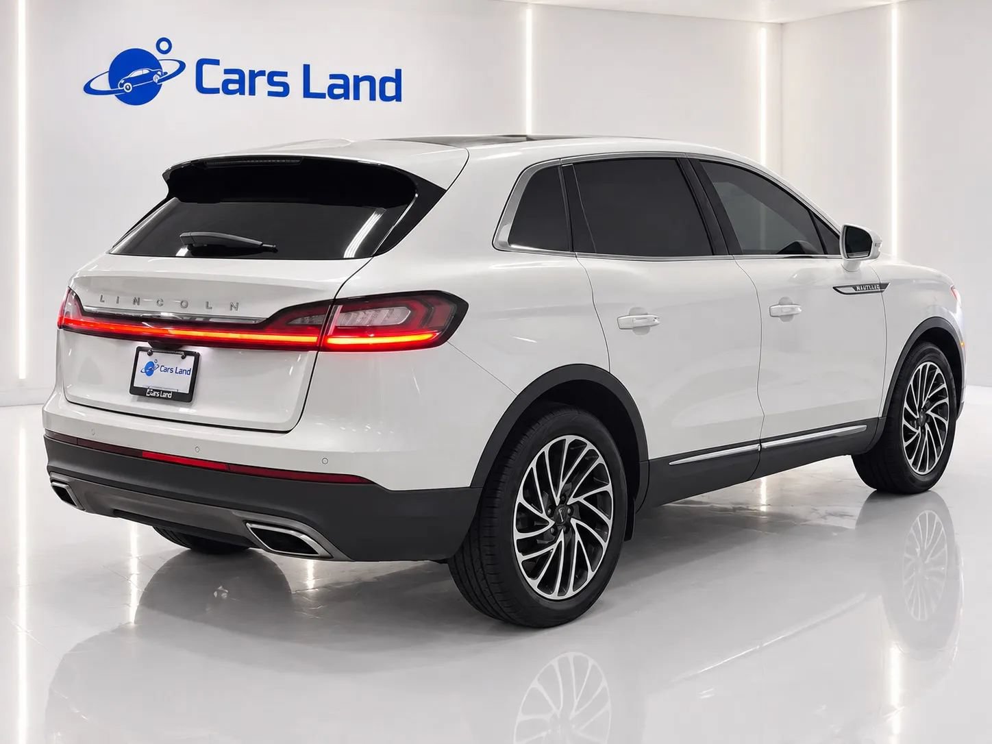 Used 2019 Lincoln Nautilus Reserve w/ Driver Assistance Package FWD image 3