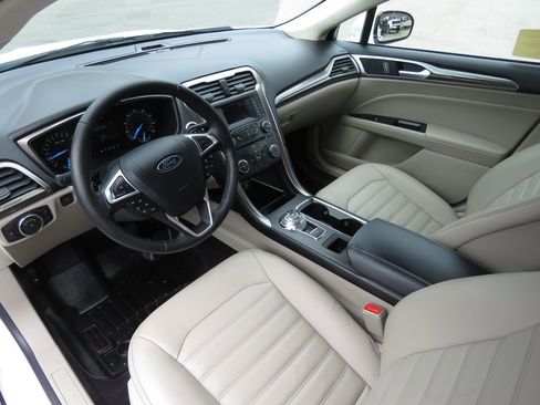 Used 2017 Ford Fusion SE image 11