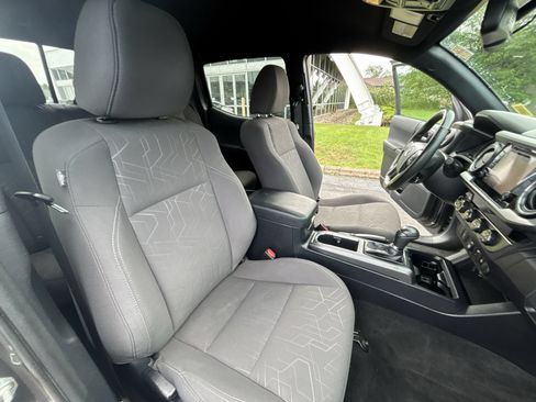 Used 2018 Toyota Tacoma TRD Off-Road AWD/4WD image 27