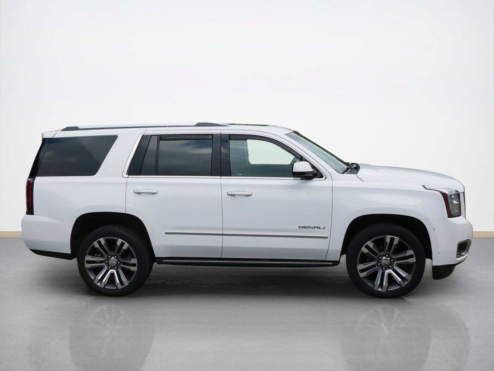Used 2018 GMC Yukon Denali w/ Denali Ultimate Package AWD/4WD image 2