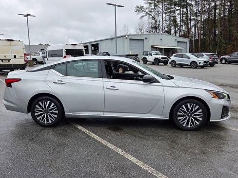 Used 2024 Nissan Altima 2.5 SV image 13