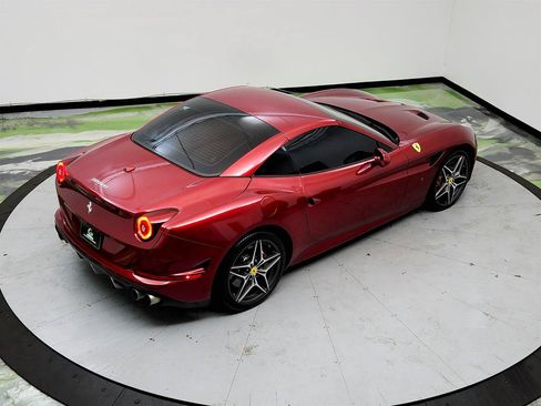 Used 2017 Ferrari California T RWD image 32