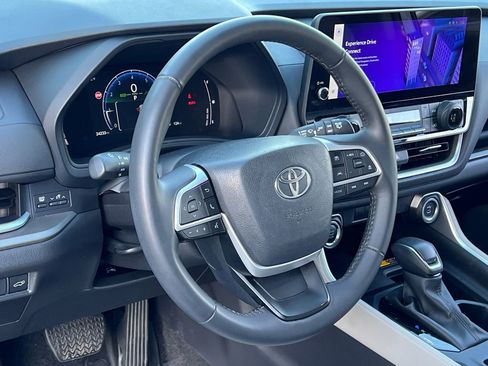 Used 2025 Toyota Grand Highlander AWD image 10