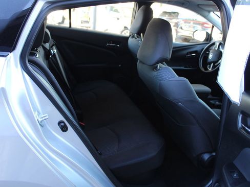 Used 2017 Toyota Prius Four FWD image 11
