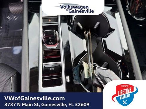 Certified 2025 Volkswagen Atlas SE image 27