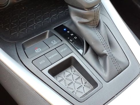Used 2025 Toyota RAV4 XLE FWD image 26