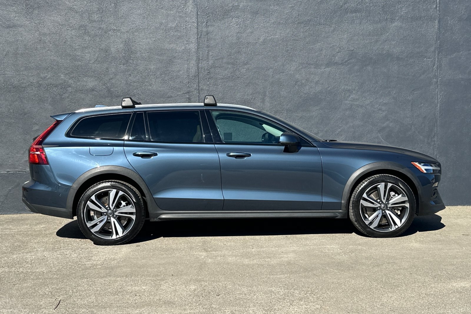 Certified 2025 Volvo V60 B5 Cross Country Plus w/ Protection Package Premier AWD/4WD image 9