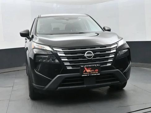 Used 2024 Nissan Rogue S AWD/4WD image 3