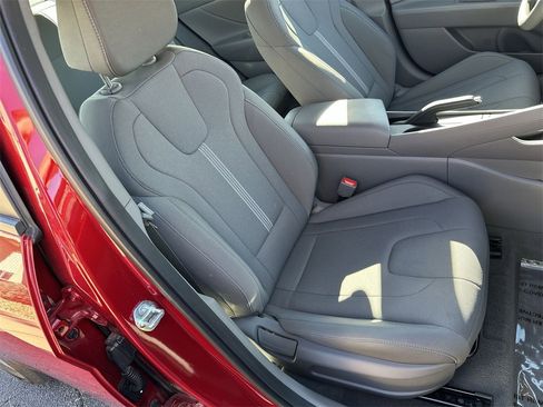 Used 2025 Hyundai Elantra SE image 23