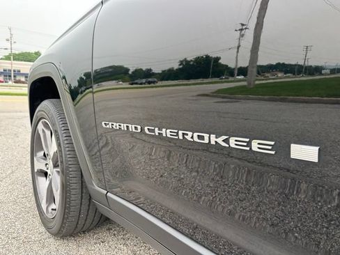 Used 2023 Jeep Grand Cherokee Limited AWD/4WD image 11