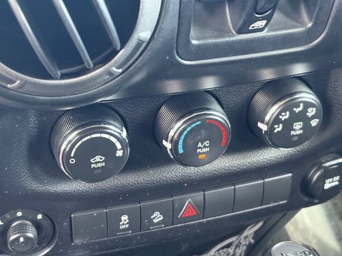 Used 2014 Jeep Wrangler Unlimited Sport w/ Quick Order Package 24S AWD/4WD image 28
