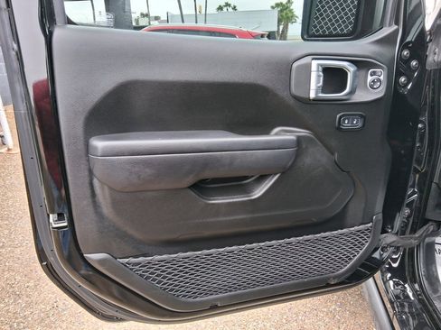 Used 2023 Jeep Gladiator Willys image 11