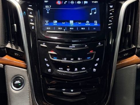 Used 2020 Cadillac Escalade Luxury w/ Escalade Sport Edition AWD/4WD image 13