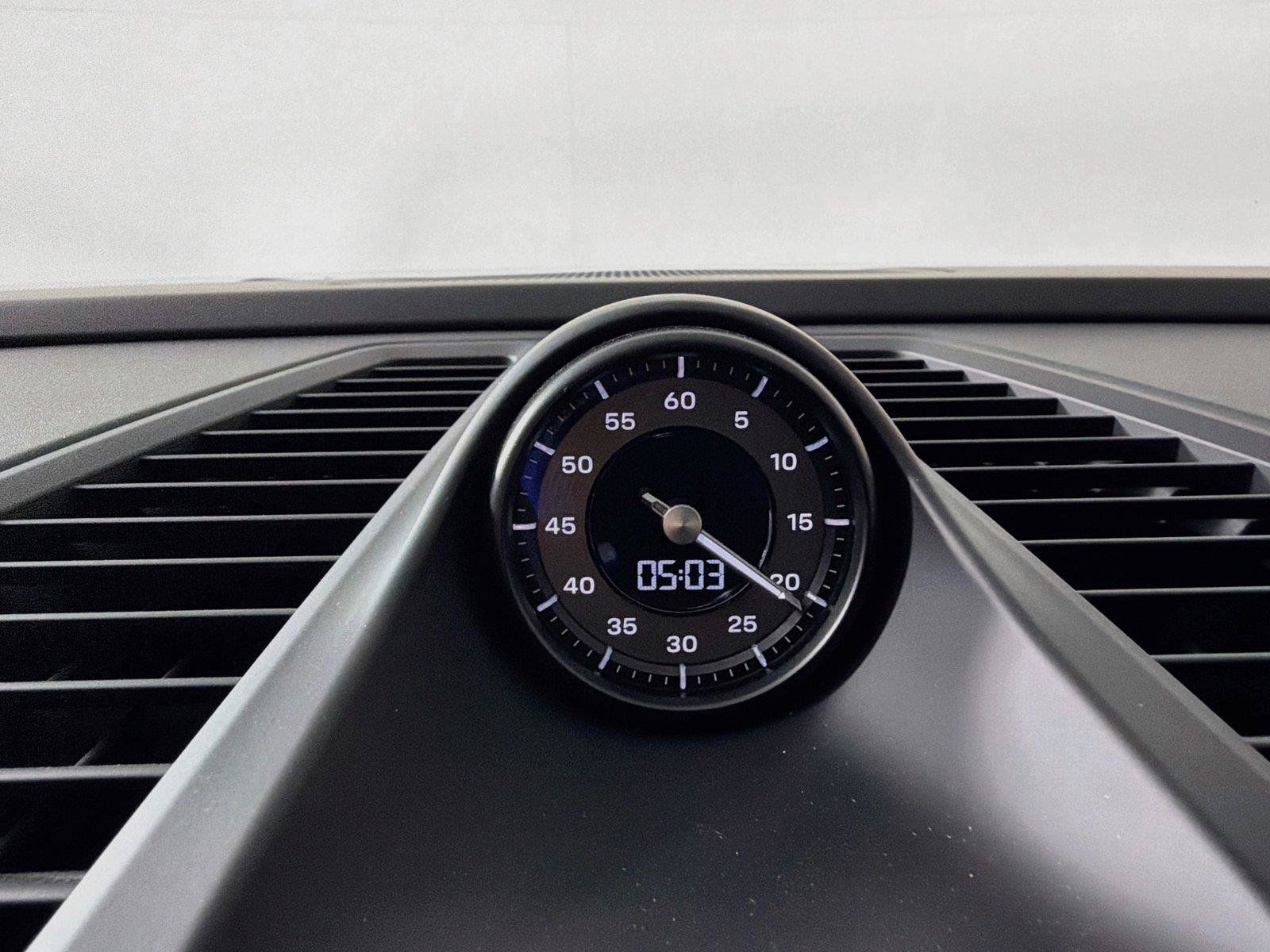 Certified 2025 Porsche Macan Turbo Electric AWD/4WD image 24
