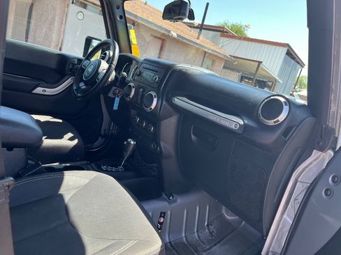 Used 2018 Jeep Wrangler Unlimited Sahara w/ Connectivity Group AWD/4WD image 32