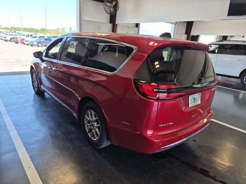 Used 2025 Chrysler Pacifica Select image 4