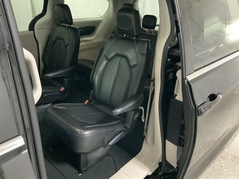 Used 2024 Chrysler Pacifica Touring-L FWD image 16