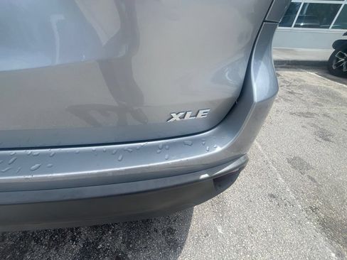 Used 2016 Toyota Highlander XLE FWD image 12