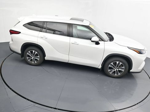 Used 2022 Toyota Highlander XLE AWD/4WD image 28