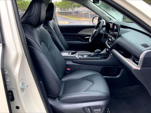 Used 2024 Toyota Grand Highlander Limited AWD/4WD image 9