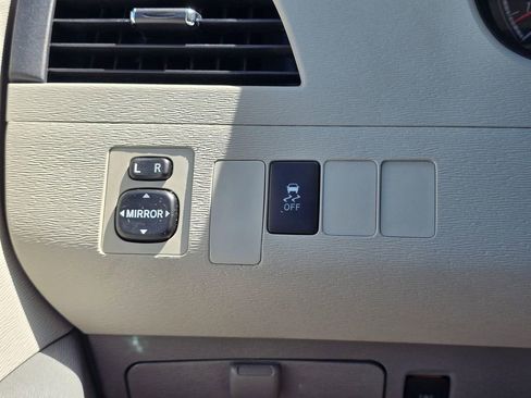 Used 2011 Toyota Sienna LE w/ Towing Pkg FWD image 19