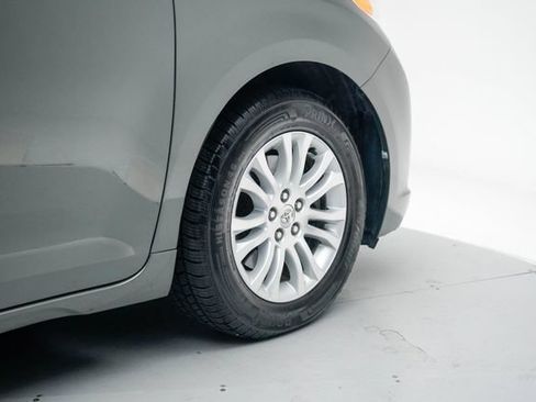 Used 2014 Toyota Sienna XLE FWD image 11
