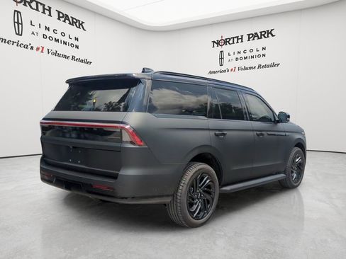 New 2026 Lincoln Navigator Premiere AWD/4WD image 5