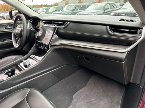 Used 2024 Jeep Grand Cherokee Limited w/ Black Appearance Package image 9