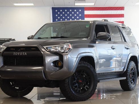 Used 2019 Toyota 4Runner SR5 AWD/4WD image 3