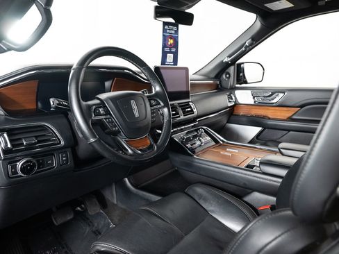 Used 2019 Lincoln Navigator Reserve image 12