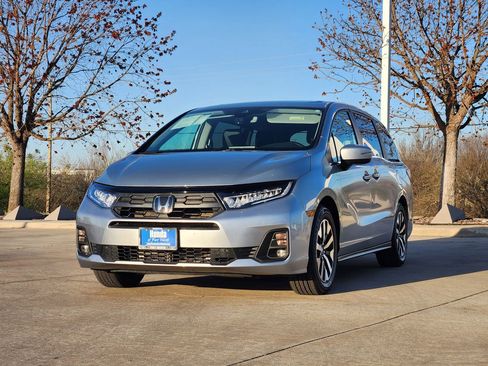 Certified 2025 Honda Odyssey EX-L image 3