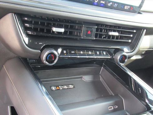 Used 2025 Chevrolet Suburban Premier image 25