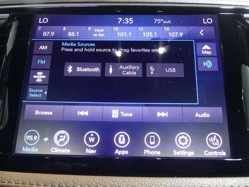 Used 2020 Chrysler Pacifica Limited w/ Tire & Wheel Group FWD image 37
