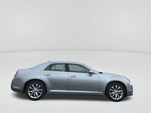 Used 2017 Chrysler 300 C image 7