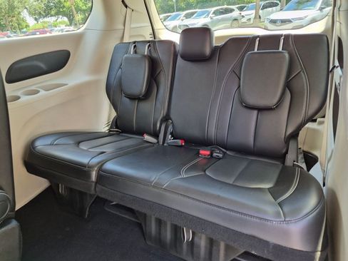 Used 2023 Chrysler Pacifica Touring-L FWD image 17