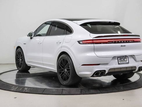Used 2025 Porsche Cayenne Turbo AWD/4WD image 2