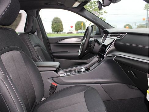 New 2025 Jeep Grand Cherokee Laredo X w/ Luxury Tech Group I image 26