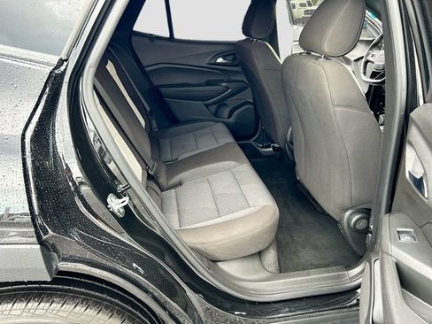 Used 2025 Chevrolet Trax RS FWD image 21