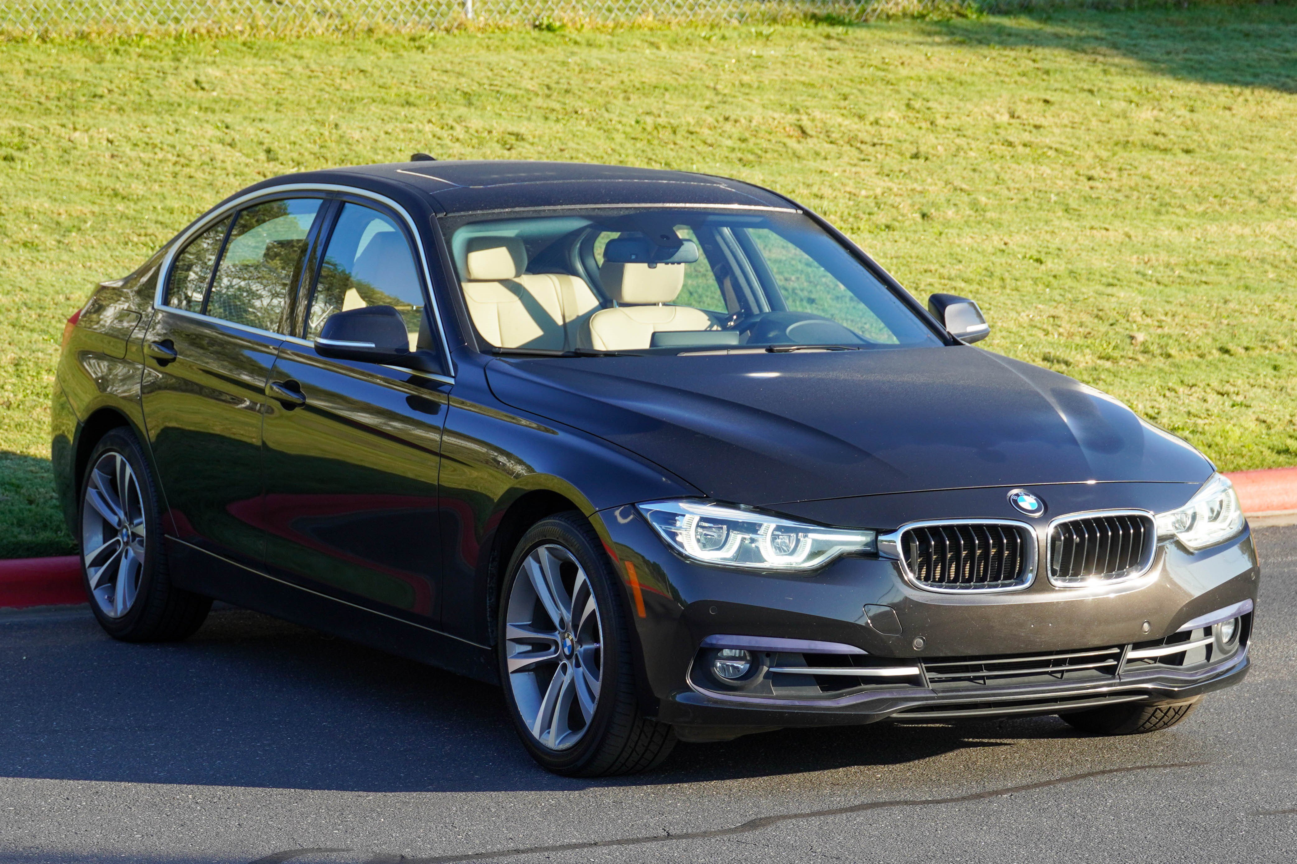 Used 2017 BMW 330i xDrive Sedan AWD/4WD image 2