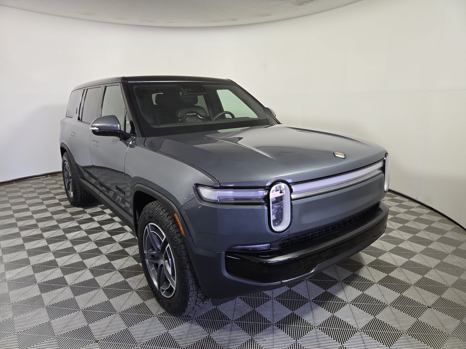 Used 2025 Rivian R1S Adventure Dual AWD/4WD image 7