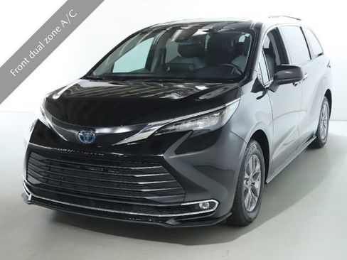 Used 2024 Toyota Sienna XLE image 3