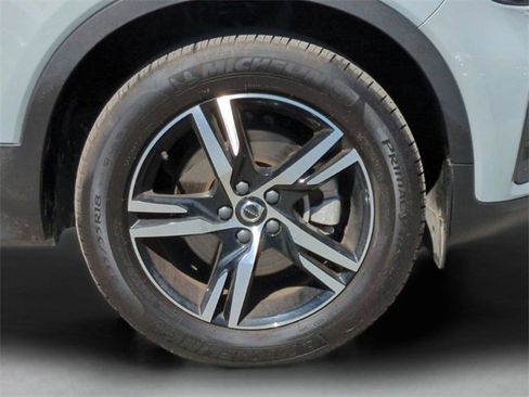 Certified 2025 Volvo XC40 B5 Core image 28