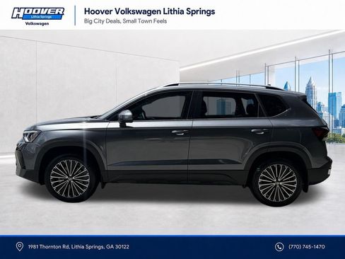 Used 2025 Volkswagen Taos SE w/ Panoramic Sunroof Package FWD image 24