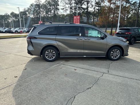 New 2026 Toyota Sienna XLE image 8