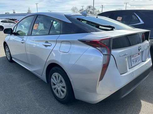 Used 2017 Toyota Prius Two w/ Prius Two Safety Plus Package image 4