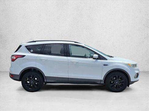 Used 2017 Ford Escape SE w/ Equipment Group 201A FWD image 4