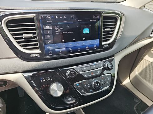 Used 2023 Chrysler Pacifica Touring-L FWD image 19