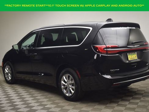 Used 2023 Chrysler Pacifica Touring-L image 6